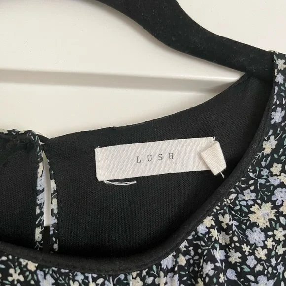 • 3 dresses! • - Picture 9 of 10